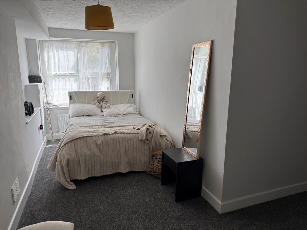 Lot: 143 - PATIO FLAT ON SEAFRONT - Main bedroom with window